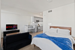 Bright Studio on Sunset Blvd, Free Parking, Gym, and Pool